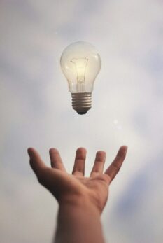 Hand catching light bulb Júnior Ferreira