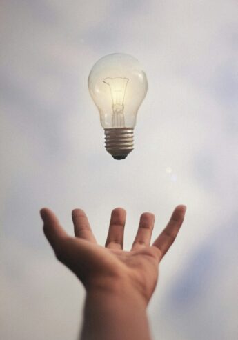 Hand catching light bulb Júnior Ferreira
